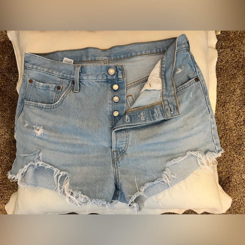 Like new Womens Levi’s 501 shorts size 34. Light washed denim, button fly